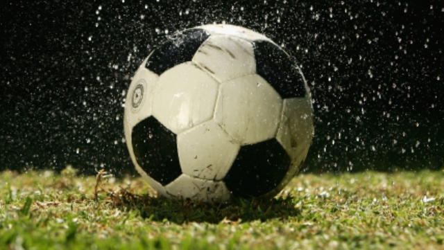 fussball-im-regen