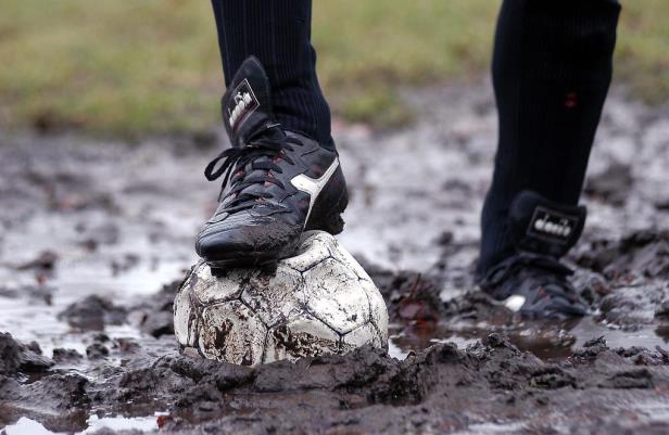 Fußball,  Land unter auf dem Platz, Foto:  Holz