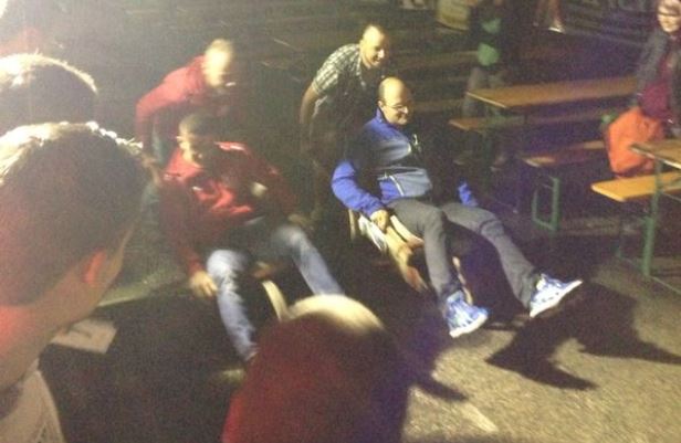 Peda/Meni mit der Scheibtruhe